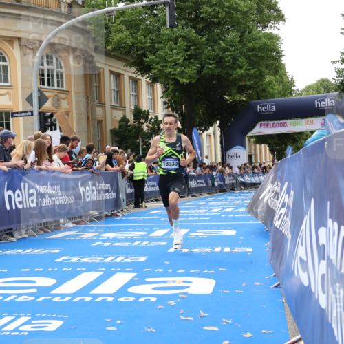 29.06.2025 - hella hamburg halbmarathon Strokosch-Dieckow http://msf.ph/oto/8212792 29.06.2025 10:23:11 Ziel 18930 meine-sportfotos.de