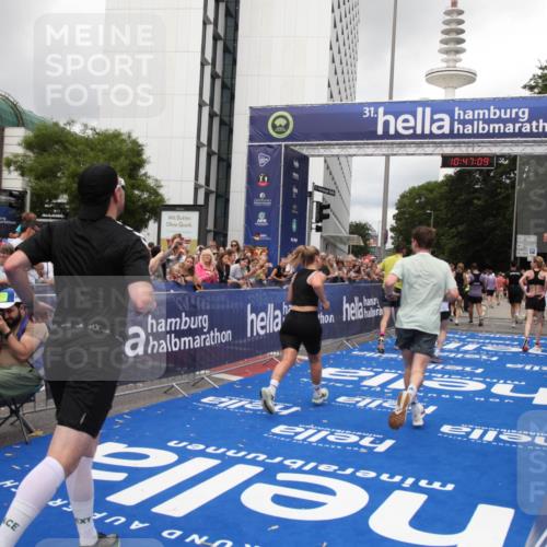 29.06.2025 - hella hamburg halbmarathon Michael Strokosch http://msf.ph/oto/8212827 29.06.2025 10:47:08 Ziel 1460, 4093, 4377, 5472, 6700, 7908, 9794, 10122, 12579, 13728, 14415, 14449, 14783, 15684, 15825 meine-sportfotos.de