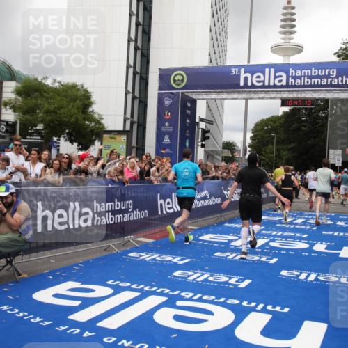 29.06.2025 - hella hamburg halbmarathon Michael Strokosch http://msf.ph/oto/8212889 29.06.2025 10:47:09 Ziel 1460, 4093, 4377, 5472, 6700, 7908, 9794, 10122, 12579, 14415, 14783, 15684, 15825 meine-sportfotos.de