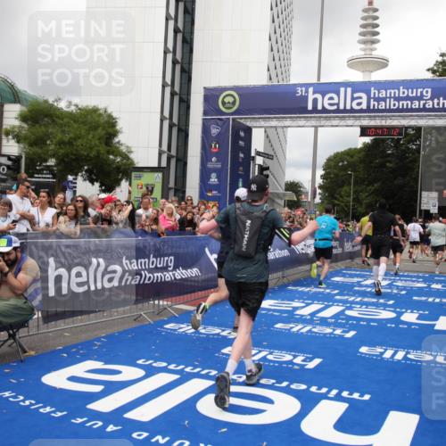 29.06.2025 - hella hamburg halbmarathon Michael Strokosch http://msf.ph/oto/8212999 29.06.2025 10:47:10 Ziel 1460, 4093, 4377, 5472, 6700, 7908, 9794, 12579, 13007, 14415, 14783, 15684, 15825 meine-sportfotos.de