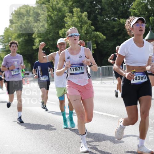 29.06.2025 - hella hamburg halbmarathon Jannik Wohlers http://msf.ph/oto/8213043 29.06.2025 09:49:36 Lombardsbrücke 1615, 1675, 1800, 1975, 2415, 2949, 3431, 3530, 4318, 4528, 5248, 5409, 6123, 6682, 7495, 7796, 8629, 8925, 9294, 9711, 9979, 10680, 10894, 11765, 12327, 12839, 13141, 13457, 14077, 14204, 14560, 14691, 15013, 15255, 15351, 17125, 17177, 17214, 17215, 17971, 17973, 18149, 18173, 18276, 18412, 18464, 18529, 18734, 18979, 19090 meine-sportfotos.de