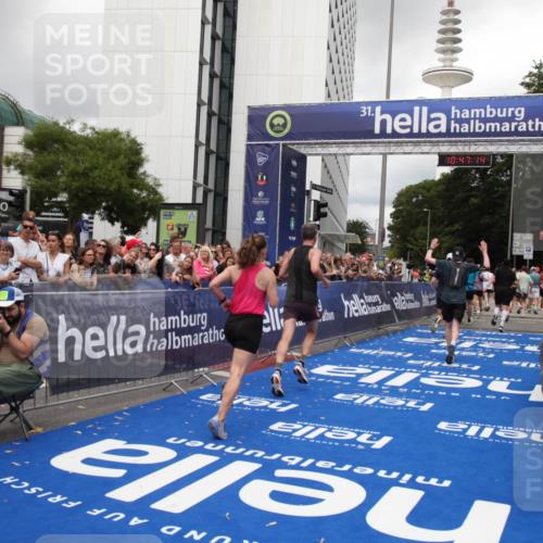 29.06.2025 - hella hamburg halbmarathon Michael Strokosch http://msf.ph/oto/8213083 29.06.2025 10:47:13 Ziel 1460, 2623, 4093, 5472, 6373, 6700, 6716, 7480, 7908, 12579, 13007, 15684, 17718, 17915 meine-sportfotos.de