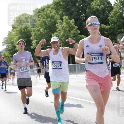 29.06.2025 - hella hamburg halbmarathon Jannik Wohlers http://msf.ph/oto/8213102 29.06.2025 09:49:36 Lombardsbrücke 1615, 1675, 1800, 1975, 2415, 2949, 3431, 3530, 4318, 4528, 5248, 5409, 6123, 6682, 7495, 7796, 8629, 8925, 9294, 9711, 9979, 10680, 10894, 11765, 12327, 12839, 13141, 13457, 14077, 14204, 14560, 14691, 15013, 15255, 15351, 17125, 17177, 17214, 17215, 17971, 17973, 18149, 18173, 18276, 18412, 18464, 18529, 18734, 18979, 19090 meine-sportfotos.de