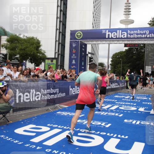 29.06.2025 - hella hamburg halbmarathon Michael Strokosch http://msf.ph/oto/8213154 29.06.2025 10:47:13 Ziel 1460, 2623, 4093, 5472, 6373, 6700, 6716, 7480, 7908, 12579, 13007, 15684, 17718, 17915 meine-sportfotos.de