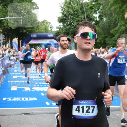 29.06.2025 - hella hamburg halbmarathon Zöllner http://msf.ph/oto/8213167 29.06.2025 10:50:37 Ziel 1399, 1750, 3414, 4346, 5447, 6282, 6662, 7397, 7786, 8153, 8576, 9057, 11214, 13808, 13812, 13875, 14626, 15519, 15803, 16806, 17179, 17247, 17319, 18006 meine-sportfotos.de