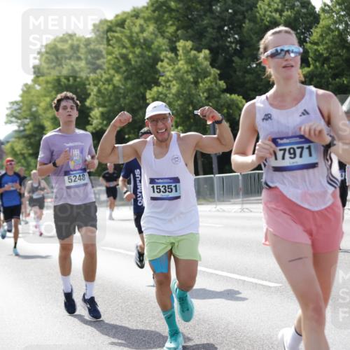 29.06.2025 - hella hamburg halbmarathon Jannik Wohlers http://msf.ph/oto/8213173 29.06.2025 09:49:36 Lombardsbrücke 1615, 1675, 1800, 1975, 2415, 2949, 3431, 3530, 4318, 4528, 5248, 5409, 6123, 6682, 7495, 7796, 8629, 8925, 9294, 9711, 9979, 10680, 10894, 11765, 12327, 12839, 13141, 13457, 14077, 14204, 14560, 14691, 15013, 15255, 15351, 17125, 17177, 17214, 17215, 17971, 17973, 18149, 18173, 18276, 18412, 18464, 18529, 18734, 18979, 19090 meine-sportfotos.de