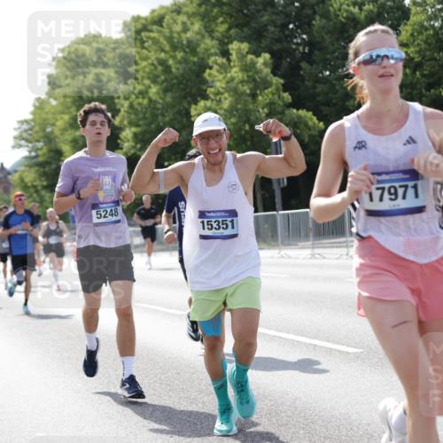 29.06.2025 - hella hamburg halbmarathon Jannik Wohlers http://msf.ph/oto/8213186 29.06.2025 09:49:36 Lombardsbrücke 1615, 1675, 1800, 1975, 2415, 2949, 3431, 3530, 4318, 4528, 5248, 5409, 6123, 6682, 7495, 7796, 8629, 8925, 9294, 9711, 9979, 10680, 10894, 11765, 12327, 12839, 13141, 13457, 14077, 14204, 14560, 14691, 15013, 15255, 15351, 17125, 17177, 17214, 17215, 17971, 17973, 18149, 18173, 18276, 18412, 18464, 18529, 18734, 18979, 19090 meine-sportfotos.de