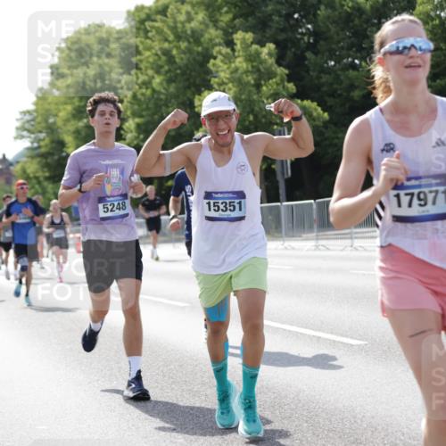 29.06.2025 - hella hamburg halbmarathon Jannik Wohlers http://msf.ph/oto/8213198 29.06.2025 09:49:36 Lombardsbrücke 1615, 1675, 1800, 1975, 2415, 2949, 3431, 3530, 4318, 4528, 5248, 5409, 6123, 6682, 7495, 7796, 8629, 8925, 9294, 9711, 9979, 10680, 10894, 11765, 12327, 12839, 13141, 13457, 14077, 14204, 14560, 14691, 15013, 15255, 15351, 17125, 17177, 17214, 17215, 17971, 17973, 18149, 18173, 18276, 18412, 18464, 18529, 18734, 18979, 19090 meine-sportfotos.de