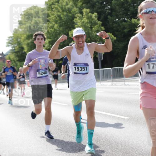 29.06.2025 - hella hamburg halbmarathon Jannik Wohlers http://msf.ph/oto/8213215 29.06.2025 09:49:36 Lombardsbrücke 1615, 1675, 1800, 1975, 2415, 2949, 3431, 3530, 4318, 4528, 5248, 5409, 6123, 6682, 7495, 7796, 8629, 8925, 9294, 9711, 9979, 10680, 10894, 11765, 12327, 12839, 13141, 13457, 14077, 14204, 14560, 14691, 15013, 15255, 15351, 17125, 17177, 17214, 17215, 17971, 17973, 18149, 18173, 18276, 18412, 18464, 18529, 18734, 18979, 19090 meine-sportfotos.de