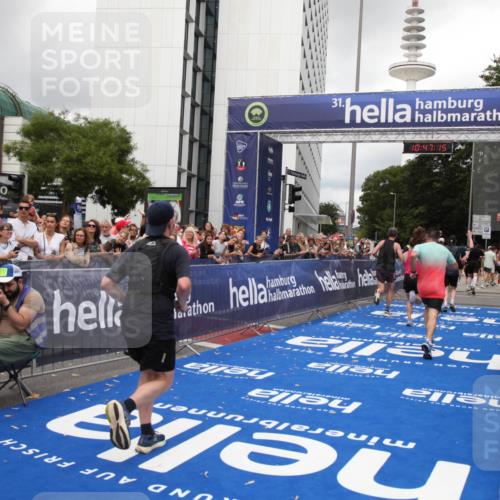 29.06.2025 - hella hamburg halbmarathon Michael Strokosch http://msf.ph/oto/8213240 29.06.2025 10:47:14 Ziel 1460, 2623, 4093, 6373, 6700, 6716, 7480, 7908, 10208, 10211, 12579, 13007, 15684, 17718, 17915 meine-sportfotos.de