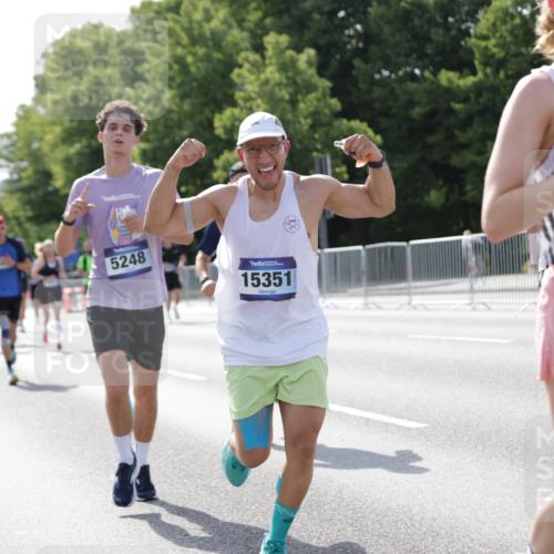 29.06.2025 - hella hamburg halbmarathon Jannik Wohlers http://msf.ph/oto/8213260 29.06.2025 09:49:37 Lombardsbrücke 1615, 1675, 1800, 1975, 2415, 2949, 3431, 3530, 4318, 4528, 5248, 5409, 6123, 6682, 7495, 7796, 8629, 8925, 9294, 9711, 9979, 10680, 10894, 11765, 12327, 12554, 12839, 13141, 13457, 14077, 14560, 14691, 15255, 15351, 15521, 17125, 17177, 17214, 17215, 17971, 17973, 18149, 18173, 18276, 18412, 18464, 18529, 18734, 18979, 19090 meine-sportfotos.de