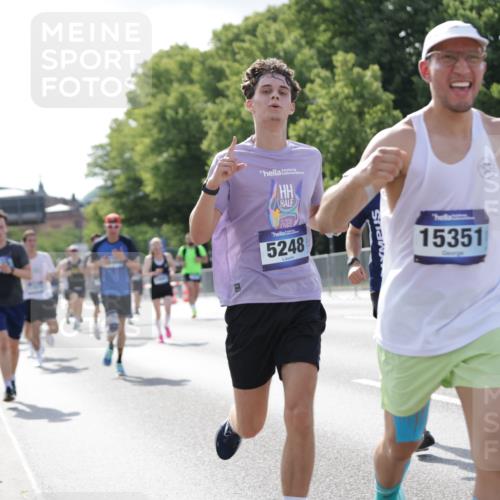 29.06.2025 - hella hamburg halbmarathon Jannik Wohlers http://msf.ph/oto/8213286 29.06.2025 09:49:37 Lombardsbrücke 1615, 1675, 1800, 1975, 2415, 2949, 3431, 3530, 4318, 4528, 5248, 5409, 6123, 6682, 7495, 7796, 8629, 8925, 9294, 9711, 9979, 10680, 10894, 11765, 12327, 12554, 12839, 13141, 13457, 14077, 14560, 14691, 15255, 15351, 15521, 17125, 17177, 17214, 17215, 17971, 17973, 18149, 18173, 18276, 18412, 18464, 18529, 18734, 18979, 19090 meine-sportfotos.de