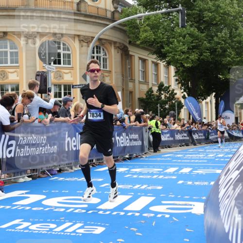 29.06.2025 - hella hamburg halbmarathon Strokosch-Dieckow http://msf.ph/oto/8213298 29.06.2025 10:23:41 Ziel 5301, 6699, 7834, 9151, 9447, 10780 meine-sportfotos.de