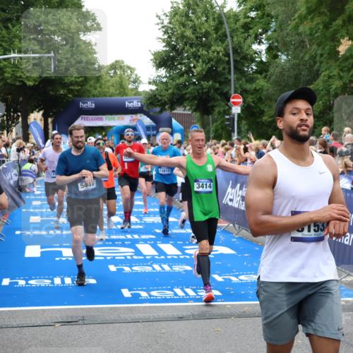 29.06.2025 - hella hamburg halbmarathon Zöllner http://msf.ph/oto/8213325 29.06.2025 10:50:38 Ziel 1399, 1750, 3414, 4346, 5447, 6282, 6662, 7397, 7583, 7786, 8153, 8576, 9057, 11214, 13808, 13812, 13875, 15519, 15803, 16291, 16806, 17179, 17247, 18006, 18413 meine-sportfotos.de