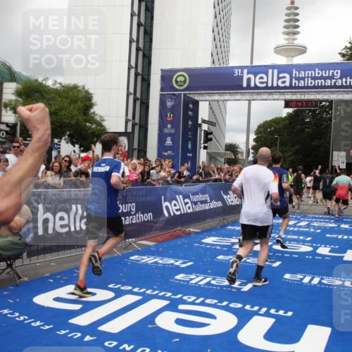29.06.2025 - hella hamburg halbmarathon Michael Strokosch http://msf.ph/oto/8213326 29.06.2025 10:47:16 Ziel 2623, 4093, 6134, 6373, 6716, 7480, 7908, 10208, 10211, 12579, 13007, 13672, 15684, 17718, 17915, 18856 meine-sportfotos.de