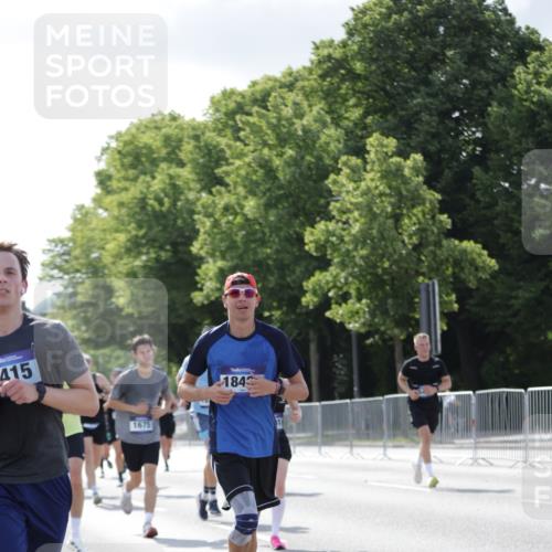 29.06.2025 - hella hamburg halbmarathon Jannik Wohlers http://msf.ph/oto/8213392 29.06.2025 09:49:39 Lombardsbrücke 1615, 1675, 1800, 1803, 2415, 3431, 3530, 4318, 4528, 5248, 5409, 6123, 6682, 6704, 7495, 7774, 7796, 8629, 8925, 9294, 9711, 9979, 10894, 12327, 12540, 12554, 13457, 14077, 14560, 14691, 15336, 15351, 15435, 15521, 17125, 17177, 17214, 17215, 17620, 17971, 17973, 18149, 18173, 18276, 18412, 18464, 18529, 18734, 18979, 19090 meine-sportfotos.de