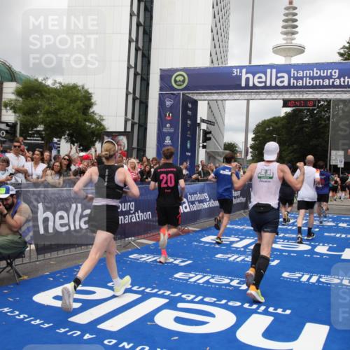 29.06.2025 - hella hamburg halbmarathon Michael Strokosch http://msf.ph/oto/8213394 29.06.2025 10:47:17 Ziel 2623, 4093, 6134, 6373, 6716, 7480, 7908, 10208, 10211, 13007, 13672, 15684, 16286, 17718, 17915, 18856 meine-sportfotos.de