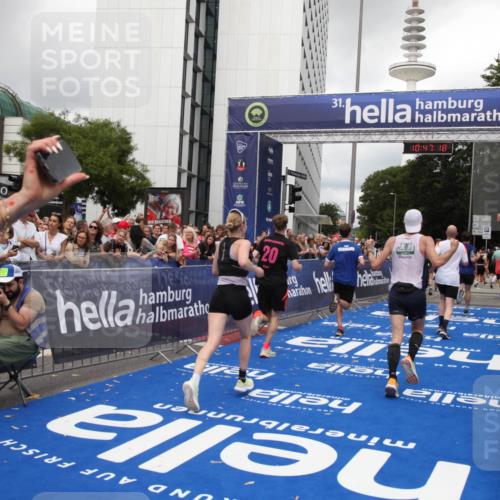 29.06.2025 - hella hamburg halbmarathon Michael Strokosch http://msf.ph/oto/8213419 29.06.2025 10:47:17 Ziel 2623, 4093, 6134, 6373, 6716, 7480, 7908, 10208, 10211, 13007, 13672, 15684, 16286, 17718, 17915, 18856 meine-sportfotos.de