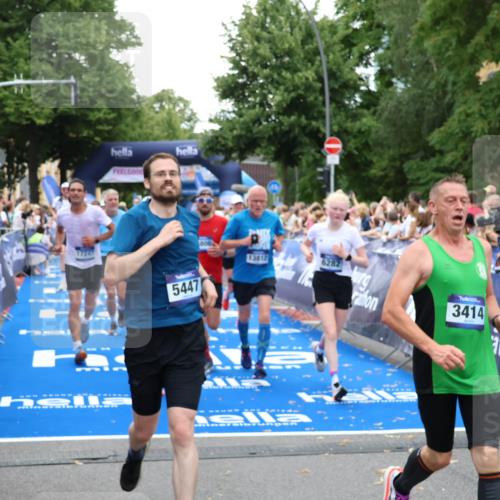 29.06.2025 - hella hamburg halbmarathon Zöllner http://msf.ph/oto/8213459 29.06.2025 10:50:39 Ziel 1399, 1750, 3414, 4346, 5447, 6282, 6662, 7397, 7583, 7786, 8576, 9057, 11214, 13808, 13812, 13875, 15519, 15803, 16291, 16806, 17179, 17247, 18006, 18413 meine-sportfotos.de