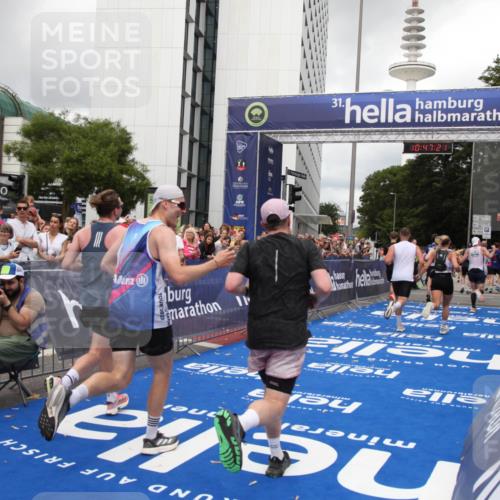 29.06.2025 - hella hamburg halbmarathon Michael Strokosch http://msf.ph/oto/8213577 29.06.2025 10:47:20 Ziel 2623, 5024, 6134, 6168, 6203, 6373, 6716, 7480, 10208, 10211, 11518, 13672, 14722, 16286, 17718, 17915, 18856 meine-sportfotos.de