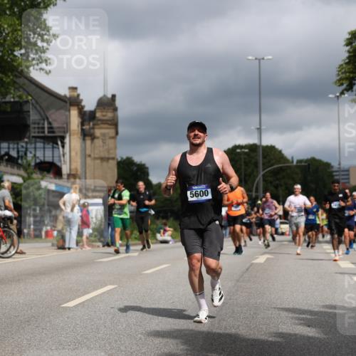 29.06.2025 - hella hamburg halbmarathon Yannick Fuchs http://msf.ph/oto/8213609 29.06.2025 10:45:26 20KM 1335, 1366, 2411, 2636, 2718, 2823, 2946, 4033, 4297, 4404, 4839, 4967, 5087, 5336, 5600, 5820, 7224, 7943, 8508, 8930, 8989, 9214, 9476, 9739, 9793, 9959, 10057, 10215, 10508, 10603, 10667, 10691, 10868, 11124, 11512, 11625, 11733, 12450, 13073, 13403, 13707, 13799, 14012, 14248, 14458, 14994, 15426, 15480, 15496, 15871, 15899, 16666, 16907, 17131, 17530, 17823, 18820, 19007, 19020, 19053 meine-sportfotos.de