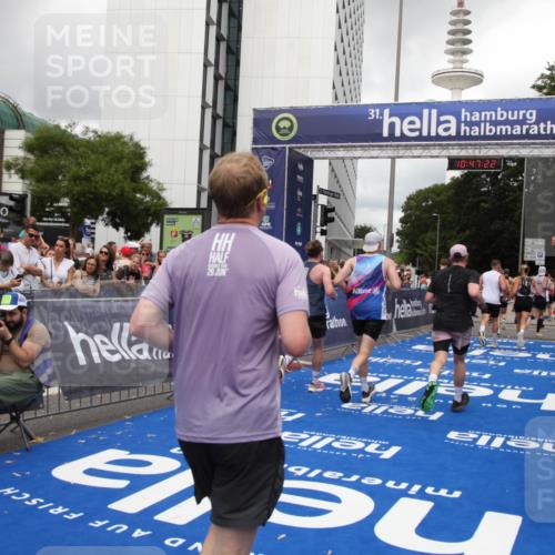 29.06.2025 - hella hamburg halbmarathon Michael Strokosch http://msf.ph/oto/8213625 29.06.2025 10:47:21 Ziel 2623, 2864, 5024, 6134, 6168, 6203, 6716, 7480, 10208, 10211, 11518, 13672, 13782, 14722, 15611, 16286, 17718, 17915, 18856 meine-sportfotos.de