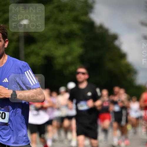 29.06.2025 - hella hamburg halbmarathon Dr. Thomas Lammeyer http://msf.ph/oto/8213664 29.06.2025 09:49:09 Kennedybrücke 57, 1686, 1707, 1894, 4463, 5187, 5550, 6878, 7055, 7186, 7880, 7965, 8062, 8190, 9345, 10484, 10876, 11120 meine-sportfotos.de