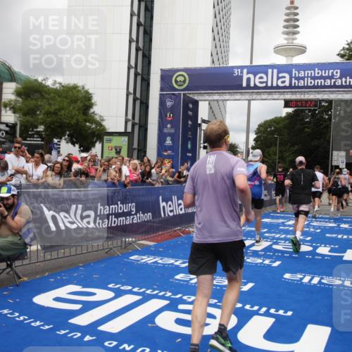 29.06.2025 - hella hamburg halbmarathon Michael Strokosch http://msf.ph/oto/8213671 29.06.2025 10:47:21 Ziel 2623, 2864, 5024, 6134, 6168, 6203, 6716, 7480, 10208, 10211, 11518, 13672, 13782, 14722, 15611, 16286, 17718, 17915, 18856 meine-sportfotos.de
