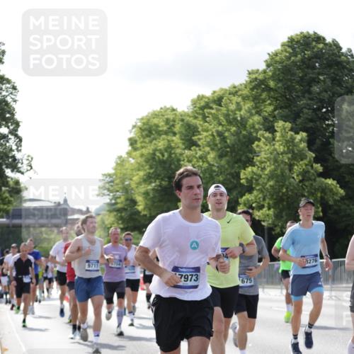 29.06.2025 - hella hamburg halbmarathon Jannik Wohlers http://msf.ph/oto/8213715 29.06.2025 09:49:41 Lombardsbrücke 1615, 1675, 1800, 1803, 2415, 3332, 3530, 4528, 5248, 5409, 6123, 6682, 6704, 7495, 7774, 8629, 8925, 9294, 9302, 9711, 9979, 10894, 12327, 12540, 12554, 12895, 13457, 14560, 14691, 15225, 15336, 15351, 15435, 15521, 16648, 17125, 17177, 17214, 17215, 17620, 17971, 17973, 18149, 18173, 18275, 18276, 18412, 18464, 18529, 18734, 19090 meine-sportfotos.de