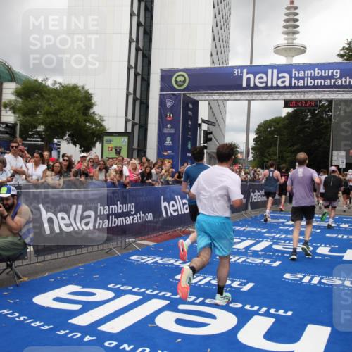 29.06.2025 - hella hamburg halbmarathon Michael Strokosch http://msf.ph/oto/8213740 29.06.2025 10:47:22 Ziel 2864, 5024, 6134, 6168, 6203, 6716, 7480, 10208, 10211, 11518, 13672, 13782, 14722, 15611, 16089, 16286, 17915, 18856 meine-sportfotos.de