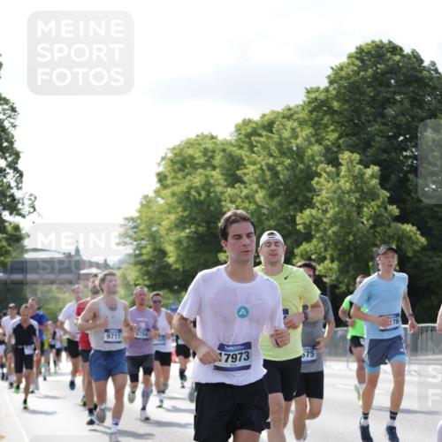 29.06.2025 - hella hamburg halbmarathon Jannik Wohlers http://msf.ph/oto/8213746 29.06.2025 09:49:41 Lombardsbrücke 1615, 1675, 1800, 1803, 2415, 3332, 3530, 4528, 5248, 5409, 6123, 6682, 6704, 7495, 7774, 8629, 8925, 9294, 9302, 9711, 9979, 10894, 12327, 12540, 12554, 12895, 13457, 14560, 14691, 15225, 15336, 15351, 15435, 15521, 16648, 17125, 17177, 17214, 17215, 17620, 17971, 17973, 18149, 18173, 18275, 18276, 18412, 18464, 18529, 18734, 19090 meine-sportfotos.de
