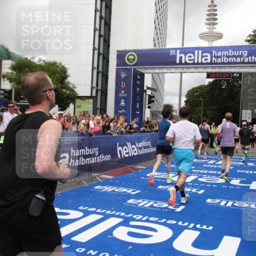 29.06.2025 - hella hamburg halbmarathon Michael Strokosch http://msf.ph/oto/8213760 29.06.2025 10:47:23 Ziel 2864, 5024, 6134, 6168, 6203, 10208, 10211, 11491, 11518, 13672, 13782, 14722, 15611, 16089, 16286, 18856 meine-sportfotos.de
