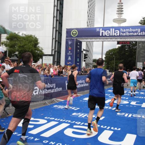 29.06.2025 - hella hamburg halbmarathon Michael Strokosch http://msf.ph/oto/8213837 29.06.2025 10:47:25 Ziel 2274, 2864, 5024, 6134, 6168, 6203, 8693, 10423, 11077, 11491, 11518, 13672, 13782, 14722, 15611, 16089, 16286, 16819, 18856, 18974 meine-sportfotos.de