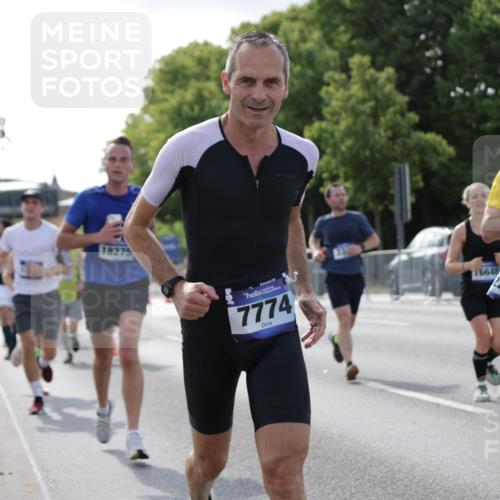 29.06.2025 - hella hamburg halbmarathon Jannik Wohlers http://msf.ph/oto/8214136 29.06.2025 09:49:46 Lombardsbrücke 1615, 1675, 1803, 2415, 3332, 3530, 4823, 5248, 5409, 5436, 6123, 6682, 6704, 7495, 7774, 8629, 9294, 9302, 9711, 9979, 10894, 11767, 12292, 12327, 12540, 12554, 12895, 13725, 14560, 14691, 15225, 15336, 15351, 15435, 15521, 16648, 17125, 17177, 17620, 17971, 17973, 18154, 18173, 18275, 18276, 18464, 18529, 19229 meine-sportfotos.de