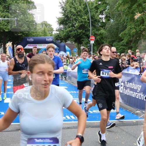29.06.2025 - hella hamburg halbmarathon Zöllner http://msf.ph/oto/8214188 29.06.2025 10:50:50 Ziel 2234, 2788, 3947, 4839, 5018, 5115, 7134, 7952, 8657, 10750, 11356, 13701, 15426, 15720, 17129, 17908, 18182, 18229, 18370 meine-sportfotos.de