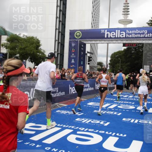 29.06.2025 - hella hamburg halbmarathon Michael Strokosch http://msf.ph/oto/8214198 29.06.2025 10:47:30 Ziel 51, 1012, 1592, 2274, 2839, 2864, 2869, 2953, 3304, 5532, 5650, 8693, 8852, 9305, 10423, 11021, 11077, 11491, 13782, 15350, 15611, 15923, 16089, 16819, 17846, 17905, 18758, 18974 meine-sportfotos.de