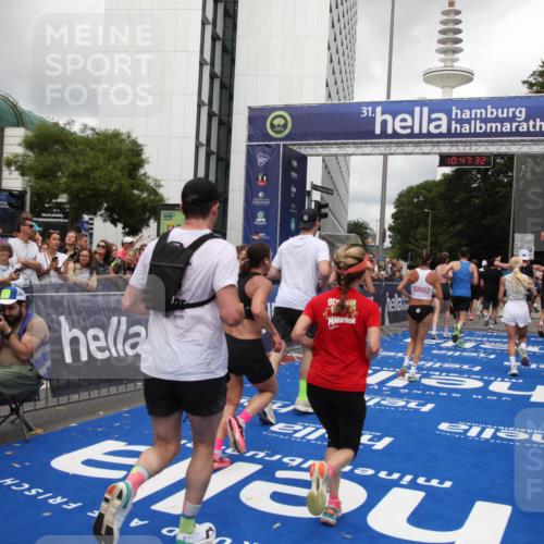 29.06.2025 - hella hamburg halbmarathon Michael Strokosch http://msf.ph/oto/8214245 29.06.2025 10:47:31 Ziel 51, 1012, 1592, 2274, 2839, 2869, 2953, 3304, 5532, 5650, 8693, 8852, 9305, 10423, 11021, 11077, 11491, 12870, 15350, 15923, 16089, 16819, 17846, 17905, 18758, 18974 meine-sportfotos.de
