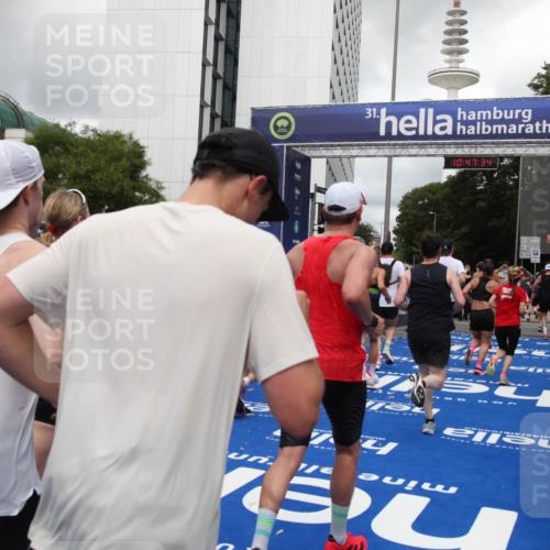 29.06.2025 - hella hamburg halbmarathon Michael Strokosch http://msf.ph/oto/8214427 29.06.2025 10:47:33 Ziel 51, 1012, 1070, 1592, 2274, 2839, 2869, 2953, 3304, 5532, 5650, 8023, 8234, 8693, 8852, 9305, 10423, 11021, 11077, 12870, 13223, 13303, 15350, 15479, 15923, 16819, 17846, 17905, 18758, 18974 meine-sportfotos.de