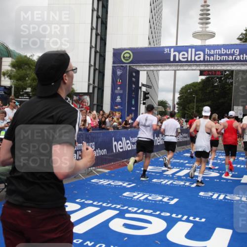 29.06.2025 - hella hamburg halbmarathon Michael Strokosch http://msf.ph/oto/8214493 29.06.2025 10:47:35 Ziel 51, 1012, 1070, 1592, 1696, 2284, 2839, 2869, 2953, 3304, 5532, 5650, 5889, 6009, 8023, 8234, 8852, 8927, 9305, 11021, 12870, 13223, 13303, 15350, 15479, 15923, 17846, 17905, 18104, 18758, 19181 meine-sportfotos.de