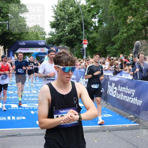 29.06.2025 - hella hamburg halbmarathon Zöllner http://msf.ph/oto/8214504 29.06.2025 10:50:57 Ziel 1466, 2207, 3654, 3947, 4839, 5018, 7052, 7369, 8205, 8572, 10215, 10750, 11551, 13687, 15362, 15395, 15643, 16285, 18182 meine-sportfotos.de