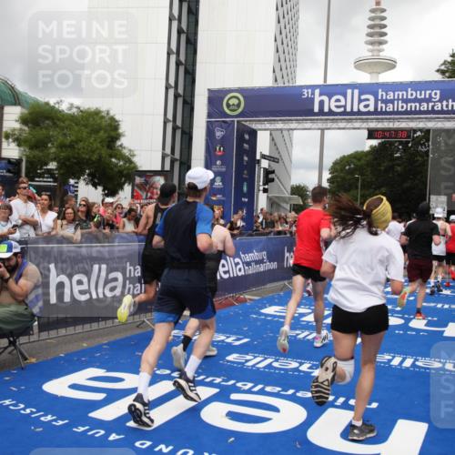 29.06.2025 - hella hamburg halbmarathon Michael Strokosch http://msf.ph/oto/8214569 29.06.2025 10:47:37 Ziel 1070, 1320, 1592, 1696, 2284, 2953, 3304, 5532, 5889, 6009, 8023, 8234, 8852, 8927, 10969, 11021, 12870, 13223, 13303, 14618, 14619, 15451, 15479, 17846, 17905, 18104, 18970, 19181 meine-sportfotos.de