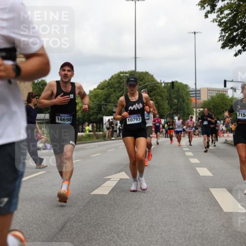 29.06.2025 - hella hamburg halbmarathon Yannick Fuchs http://msf.ph/oto/8214633 29.06.2025 10:32:39 20KM 1042, 1615, 1688, 3480, 3530, 7152, 7154, 7229, 7743, 8002, 8571, 9171, 9643, 9944, 10793, 10922, 11952, 13595, 13900, 14274, 14992, 15303, 15382, 15888, 16698, 17726, 18193, 18276, 18277, 18529, 18584, 18723 meine-sportfotos.de