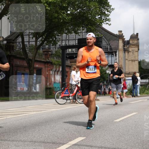 29.06.2025 - hella hamburg halbmarathon Yannick Fuchs http://msf.ph/oto/8214733 29.06.2025 10:45:32 20KM 1335, 2636, 2718, 2823, 2946, 4033, 4297, 4404, 4839, 4967, 5087, 5336, 5600, 5820, 6776, 7224, 7786, 7943, 8413, 8508, 8856, 8930, 8989, 9074, 9214, 9476, 9656, 9739, 9793, 9869, 9959, 10057, 10508, 10667, 10691, 10868, 11124, 11625, 12450, 13073, 13403, 13707, 13726, 13799, 14012, 14248, 14458, 14865, 14994, 15426, 15480, 15496, 15643, 15871, 15899, 16666, 16907, 17131, 17530, 17682, 17962, 17978, 18019, 18820, 19020, 19053 meine-sportfotos.de