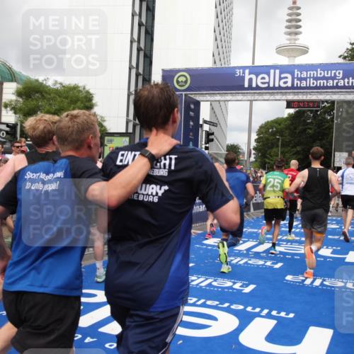 29.06.2025 - hella hamburg halbmarathon Michael Strokosch http://msf.ph/oto/8214844 29.06.2025 10:47:40 Ziel 1070, 1320, 1696, 2284, 5889, 6009, 7962, 8023, 8234, 8927, 10969, 12870, 13223, 13303, 14618, 14619, 15451, 15479, 18104, 18970, 19181 meine-sportfotos.de
