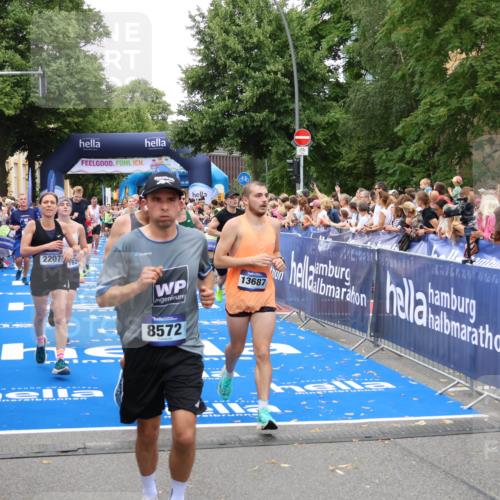 29.06.2025 - hella hamburg halbmarathon Zöllner http://msf.ph/oto/8214859 29.06.2025 10:51:04 Ziel 1630, 2207, 4077, 7369, 8117, 8261, 8572, 8704, 10215, 10508, 10603, 12778, 13008, 13687, 14125, 15362, 16285, 17221, 18066, 18350 meine-sportfotos.de