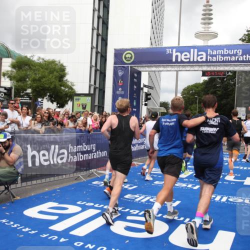 29.06.2025 - hella hamburg halbmarathon Michael Strokosch http://msf.ph/oto/8214890 29.06.2025 10:47:41 Ziel 1070, 1320, 1696, 2284, 2708, 5889, 6009, 7962, 8023, 8234, 8927, 10969, 10988, 13223, 13303, 13948, 14618, 14619, 15451, 15479, 16205, 18104, 18970, 19181 meine-sportfotos.de
