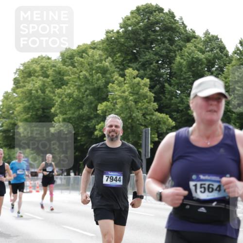 29.06.2025 - hella hamburg halbmarathon Jannik Wohlers http://msf.ph/oto/8214949 29.06.2025 10:26:55 Lombardsbrücke 1530, 2775, 5825, 6259, 7234, 7314, 7944, 8281, 9349, 10077, 11256, 11766, 12500, 14020, 14021, 15641, 18097, 18976 meine-sportfotos.de