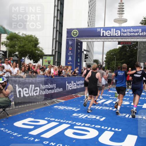 29.06.2025 - hella hamburg halbmarathon Michael Strokosch http://msf.ph/oto/8214989 29.06.2025 10:47:41 Ziel 1070, 1320, 1696, 2284, 2708, 5889, 6009, 7962, 8023, 8234, 8927, 10969, 10988, 13223, 13303, 13948, 14618, 14619, 15451, 15479, 16205, 18104, 18970, 19181 meine-sportfotos.de