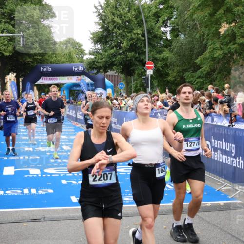 29.06.2025 - hella hamburg halbmarathon Zöllner http://msf.ph/oto/8215028 29.06.2025 10:51:06 Ziel 1630, 2207, 4077, 4816, 8117, 8261, 8508, 8704, 10215, 10508, 10603, 12778, 13008, 14125, 16285, 17221, 17384, 18066, 18350 meine-sportfotos.de