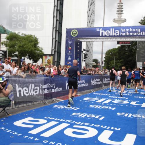 29.06.2025 - hella hamburg halbmarathon Michael Strokosch http://msf.ph/oto/8215052 29.06.2025 10:47:43 Ziel 1320, 1696, 2284, 2708, 5889, 6009, 7962, 8927, 10969, 10988, 11283, 13948, 14618, 14619, 15451, 15478, 16205, 18104, 18970, 19181 meine-sportfotos.de